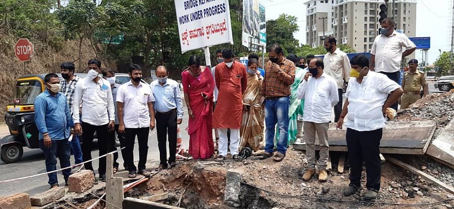 ಮಂಗಳೂರಿನ ನಂತೂರು ವೃತ್ತದಲ್ಲಿ ನಿರ್ಮಿಸುತ್ತಿರುವ ಚರಂಡಿ ಕಾಮಗಾರಿಯನ್ನು ಸಂಸದ ನಳಿನ್ಕುಮಾರ್ ಕಟೀಲ್ ಗುರುವಾರ ವೀಕ್ಷಿಸಿದರು.