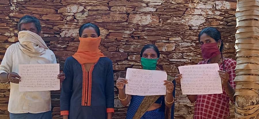 ಬೇಡಿಕೆಗಳ ಕುರಿತು ಭಿತ್ತಿಪತ್ರ ಪ್ರದರ್ಶಿಸಿದ ಪ್ರತಿಭಟನಕಾರರು