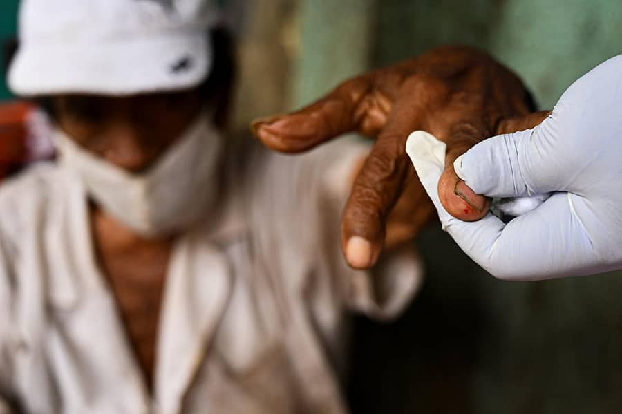 ಕೊರೊನಾ ವೈರಸ್ ಪತ್ತೆಗಾಗಿ ರಕ್ತ ಮಾದರಿ ಸಂಗ್ರಹಿಸುತ್ತಿರುವ ಚಿತ್ರ