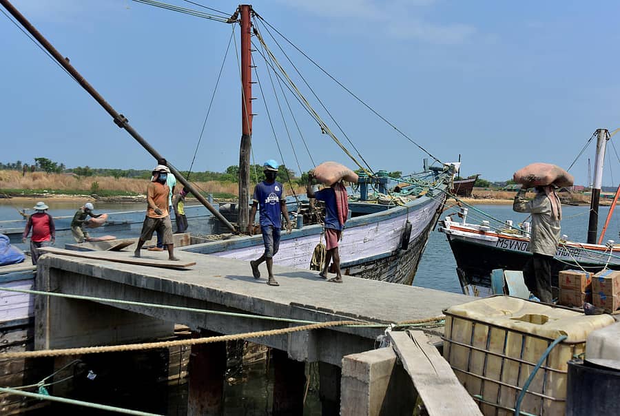 ಲಕ್ಷದ್ವೀಪಕ್ಕೆ ಹೊರಟ ಹಡಗಿನಲ್ಲಿ ಸಾಮಗ್ರಿಗಳನ್ನು ಹಾಕುತ್ತಿರುವ ಕಾರ್ಮಿಕರು