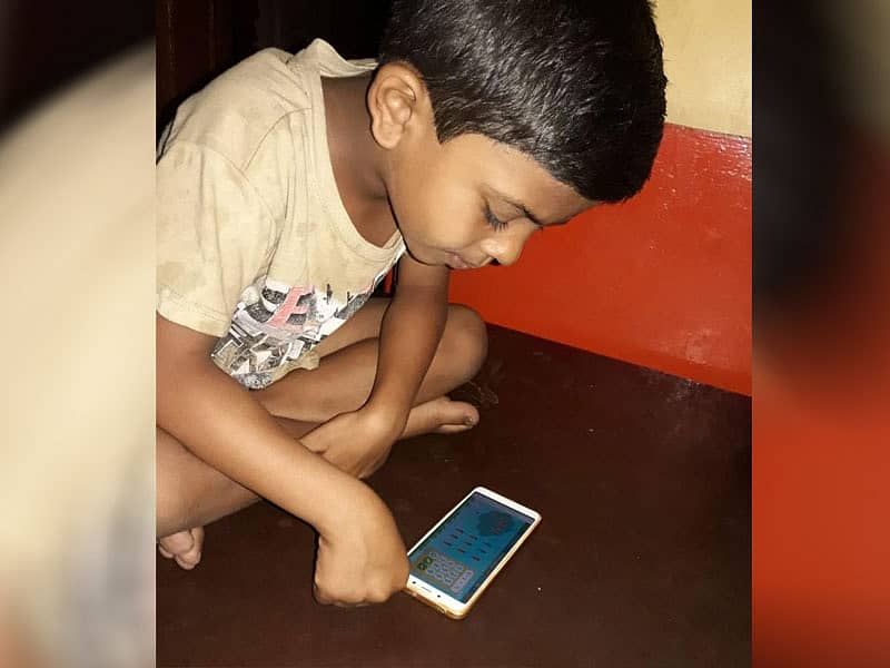 ‘ಬಿಲ್ಡಿಂಗ್‌ ಬ್ಲಾಕ್ಸ್‌ ಅಕ್ಷರ’ ಮೂಲಕ ಗಣಿತದ ಆಟದಲ್ಲಿ ನಿರತ ಬಾಲಕ