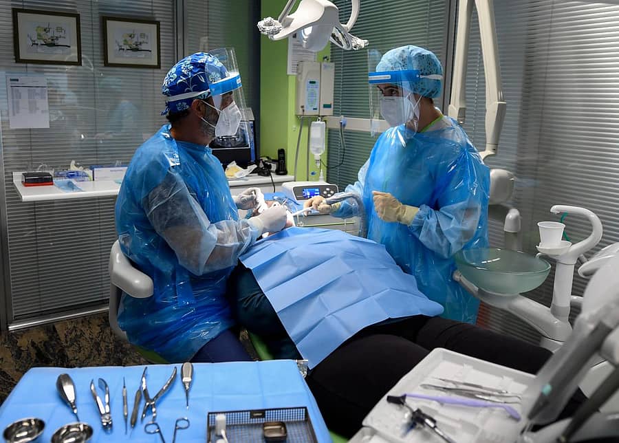 ಹಲ್ಲಿನ ಶಸ್ತ್ರಚಿಕಿತ್ಸೆಯಲ್ಲಿ ತೊಡಗಿರುವ ವೈದ್ಯರ ಸಂಗ್ರಹ ಚಿತ್ರ (ಎಎಫ್ಪಿ ಚಿತ್ರ)