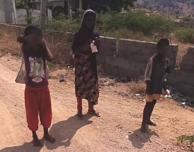 ರಾಯಚೂರಿನ ಪದ್ಮಾವತಿ ಕಾಲೋನಿ ಪಕ್ಕದಲ್ಲಿ ಜೋಪಡಿಗಳಲ್ಲಿ ವಾಸಿಸುವ ಅಲೆಮಾರಿ ಕುಟುಂಬದ ಮಕ್ಕಳು ಅಕ್ಕಿ ಭಿಕ್ಷೆಗಾಗಿ ಬಡಾವಣೆಗಳಲ್ಲಿ ಅಲೆಯುತ್ತಿರುವುದು ಶನಿವಾರ ಕಂಡುಬಂತು