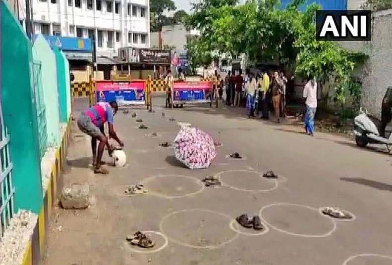ತಿರುಚಿರಾಪಳ್ಳಿಯಲ್ಲಿ ಮದ್ಯದ ಅಂಗಡಿಗಳ ಎದುರು ಚಪ್ಪಲಿ, ಛತ್ರಿ ಇಟ್ಟಿರುವ ಗ್ರಾಹಕರು