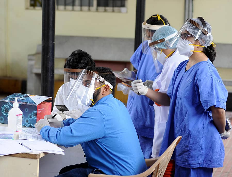 ಕೋವಿಡ್ ಸೋಂಕು ಪತ್ತೆ ಕಾರ್ಯದಲ್ಲಿ ತೊಡಗಿರುವ ಆರೋಗ್ಯ ಸಿಬ್ಬಂದಿ