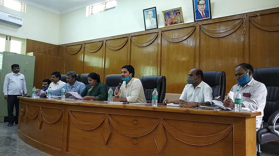 ಕೆಜಿಎಫ್ ರಾಬರ್ಟ್ಸನ್ ಪೇಟೆಯಲ್ಲಿ ಶನಿವಾರ ನಡೆದ ಅಧಿಕಾರಿಗಳ ಸಭೆಯಲ್ಲಿ ಜಿಲ್ಲಾ ಪಂಚಾಯಿತಿ ಮುಖ್ಯ ಕಾರ್ಯನಿರ್ವಹಣಾಧಿಕಾರಿ ದರ್ಶನ್ ಮಾತನಾಡಿದರು. ಶಾಸಕಿ ಎಂ.ರೂಪಕಲಾ, ಅಧಿಕಾರಿಗಳಾದ ರವೀಂದ್ರ, ಕೆ.ರಮೇಶ್ ಹಾಜರಿದ್ದರು