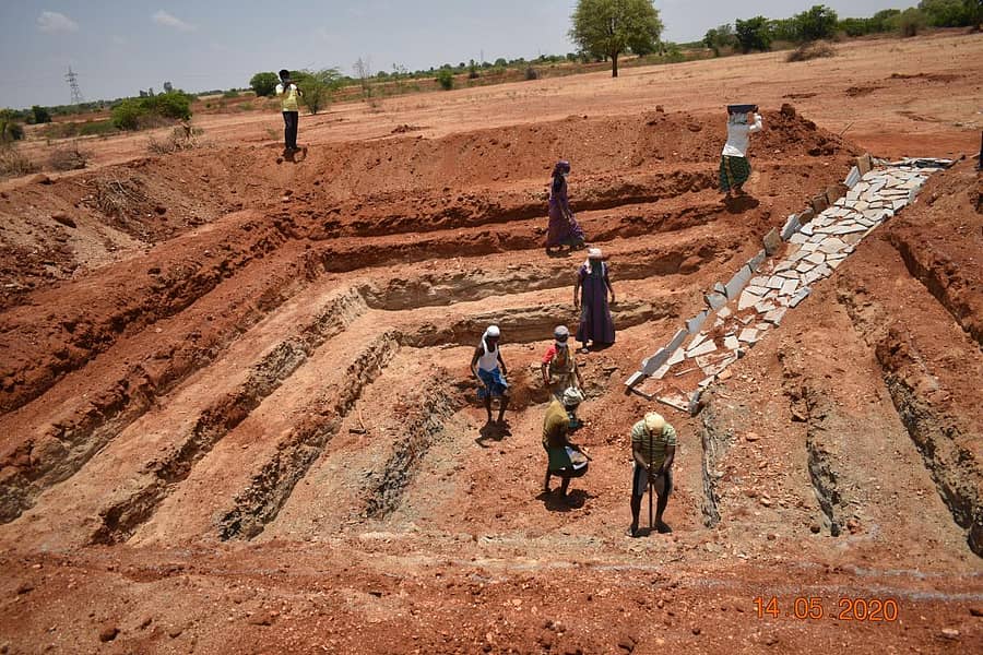 ಶಿರಾ ತಾಲ್ಲೂಕು ಬಂದಕುಂಟೆ ಗ್ರಾಮದಲ್ಲಿ ನರೇಗಾ ಯೋಜನೆಯಲ್ಲಿ ಕೃಷಿಹೊಂಡ ನಿರ್ಮಾಣ ಕಾಮಗಾರಿ ನಡೆಯುತ್ತಿದೆ