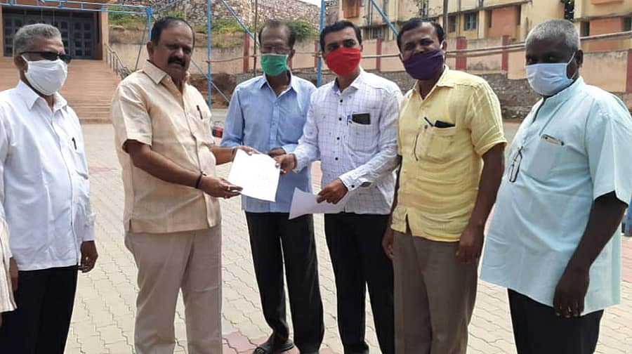 ಸವದತ್ತಿಯಲ್ಲಿ ಸಣ್ಣ ಮತ್ತು ಅತಿ ಸಣ್ಣ ಮುದ್ರಣ ಕೆಲಸಗಾರರಿಗೆ ಸರ್ಕಾರದಿಂದ ಆರ್ಥಿಕ ನೆರವು ನೀಡುವಂತೆ ಒತ್ತಾಯಿಸಿ ಪ್ರೆಸ್ ಮಾಲೀಕರ ಸಂಘದವರು ವಿಧಾನಸಭಾ ಉಪಸಭಾಧ್ಯಕ್ಷ ಆನಂದ ಮಾಮನಿ ಅವರಿಗೆ ಶನಿವಾರ ಮನವಿ ಸಲ್ಲಿಸಿದರು