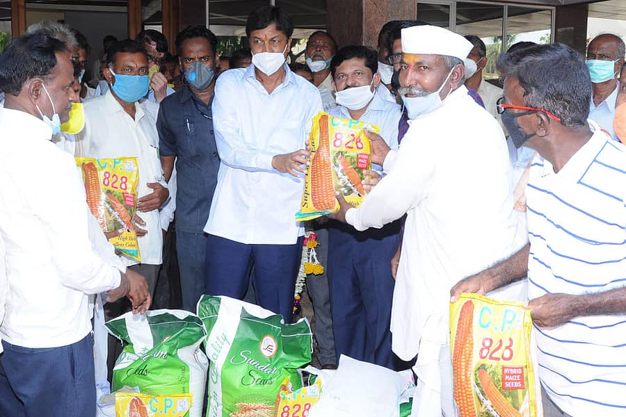 ಗೋಕಾಕದಲ್ಲಿ ಭಾನುವಾರ ಕೃಷಿ ಇಲಾಖೆಯಿಂದ ಬಿತ್ತನೆ ಬೀಜ ವಿತರಣೆ ಕಾರ್ಯಕ್ರಮಕ್ಕೆ ಜಲಸಂಪನ್ಮೂಲ ಸಚಿವ ರಮೇಶ ಜಾರಕಿಹೊಳಿ ಚಾಲನೆ ನೀಡಿದರು