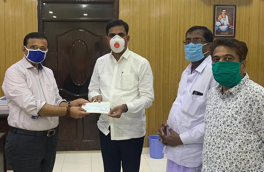 ಬೀದರ್ನಲ್ಲಿ ಗಾಂಧಿಗಂಜ್ನ ದಿ. ಗ್ರೇನ್ ಆ್ಯಂಡ್ ಸೀಡ್ಸ್ ಮರ್ಚಂಟ್ಸ್ ಅಸೋಸಿಯೇಶನ್ ಅಧ್ಯಕ್ಷ ಬಸವರಾಜ ಧನ್ನೂರ ಅವರು ಜಿಲ್ಲಾಧಿಕಾರಿ ಎಚ್.ಆರ್. ಮಹಾದೇವ ಅವರಿಗೆ ₹. 2.35 ಲಕ್ಷ ಮೊತ್ತದ ಡಿಡಿ ಹಸ್ತಾಂತರಿಸಿದರು. ಭಗವಂತ ಔದತ್ಪುರ ಹಾಗೂ ಸೋಮನಾಥ ಗಂಗಶೆಟ್ಟಿ ಇದ್ದಾರೆ