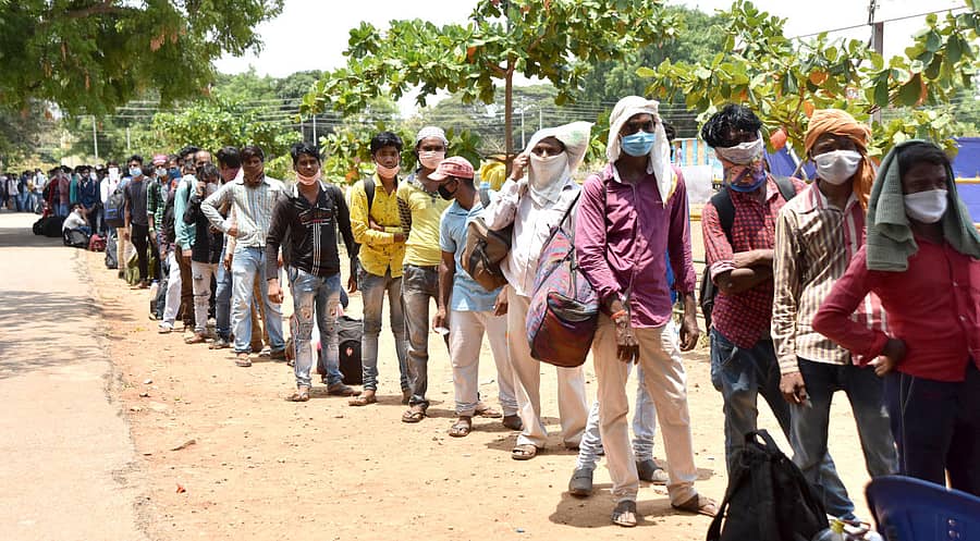 ಮೈಸೂರಿನಿಂದ ಉತ್ತರಪ್ರದೇಶಕ್ಕೆ ತೆರಳಲು ನೋಂದಣಿ ಮಾಡಿಸಿಕೊಳ್ಳದೇ ಬಂದಿದ್ದ 300ಕ್ಕೂ ಅಧಿಕ ಮಂದಿ ಅಶೋಕಪುರಂ ರೈಲು ನಿಲ್ದಾಣದ ಮುಂದೆ ಭಾನುವಾರ ಸಾಲುಗಟ್ಟಿ ನಿಂತಿದ್ದರು ಚಿತ್ರ: ಬಿ.ಆರ್.ಸವಿತಾ