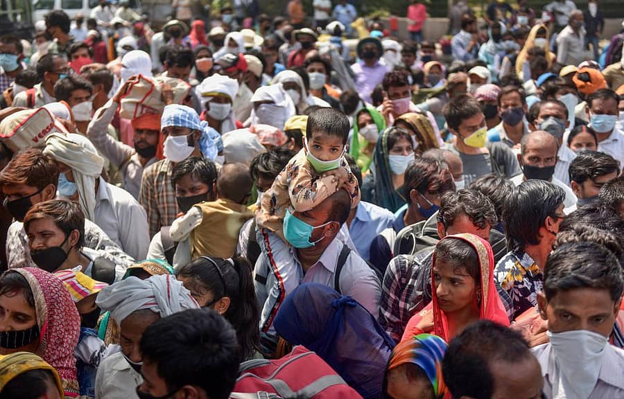 ವಲಸೆ ಕಾರ್ಮಿಕರನ್ನು ಅವರ ಊರಿಗೆ ಕಳುಹಿಸುವ ಮೊದಲು ಸೋಂಕು ಪರೀಕ್ಷೆಗೆ ಒಳಪಡಿಸಲಾಗುತ್ತಿದೆ. ದೆಹಲಿಯಲ್ಲಿ ರೈಲು ನಿಲ್ದಾಣಕ್ಕೆ ಬಸ್ನಲ್ಲಿ ಹೊರಡುವ ಮುನ್ನ ಪರೀಕ್ಷೆಗೆ ಒಳಗಾಗಲು ಅಂತರ ಕಾಯ್ದುಕೊಳ್ಳದೆ ವಲಸೆ ಕಾರ್ಮಿಕರು ತಮ್ಮ ಕುಟುಂಬಗಳೊಂದಿಗೆ ನಿಂತಿದ್ದರು –ಪಿಟಿಐ ಚಿತ್ರ