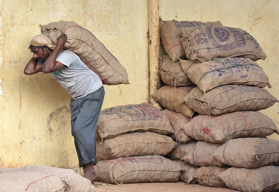 ನಗರದ ಯಶವಂತಪುರ ಎಪಿಎಂಸಿ ಮಾರುಕಟ್ಟೆಯಲ್ಲಿ ಲಾರಿಗಳಿಂದ ಚೀಲ ಇಳಿಸುತ್ತಿರುವ ಹಮಾಲರು -ಪ್ರಜಾವಾಣಿ ಚಿತ್ರ/ ಎಂ.ಎಸ್. ಮಂಜುನಾಥ್