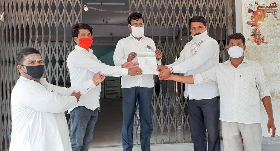 ಅಫಜಲಪುರದಲ್ಲಿ ಹೂಗಾರ ಸಮಾಜದ ಮುಖಂಡರು ಮುಖ್ಯಮಂತ್ರಿಗಳಿಗೆ ಬರದ ಮನವಿಪತ್ರವನ್ನು ತಹಶೀಲ್ದಾರ್ ಯಲ್ಲಪ್ಪ ಸುಬೇದಾರ ಅವರಿಗೆ ಸೋಮವಾರ ಸಲ್ಲಿಸಿದರು