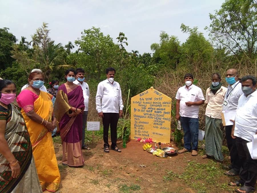 ತರೀಕೆರೆ ತಾಲ್ಲೂಕಿನ ವಿಠಲಾಪುರ ಗ್ರಾಮದಲ್ಲಿ ಮಂಗಳವಾರ ಬದು ನಿರ್ಮಾಣ ಕಾಮಗಾರಿ ಮಾಸಾಚರಣೆಯನ್ನು ಶಾಸಕ ಡಿ.ಎಸ್.ಸುರೇಶ್ ನೆರವೇರಿಸಿದರು.