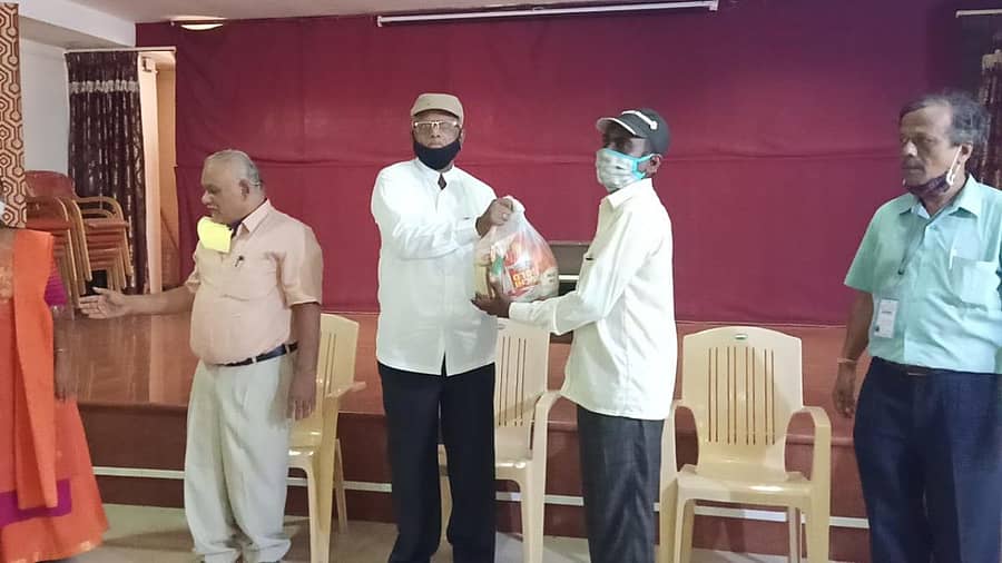 ಬೆಳಗಾವಿಯಲ್ಲಿ ಜಿಲ್ಲಾ ಕನ್ನಡ ಸಂಘಟನೆಗಳ ಕ್ರಿಯಾ ಸಮಿತಿಯಿಂದ ಮಂಗಳವಾರ ಹಮ್ಮಿಕೊಂಡಿದ್ದ ಸಂಗೀತ ಕಲಾವಿದರಿಗೆ ಆಹಾರ ಧಾನ್ಯ ಕಿಟ್ ವಿತರಣೆ ಕಾರ್ಯಕ್ರಮಕ್ಕೆ ಹಿರಿಯ ಲೇಖಕ ಬಿ.ಎಸ್. ಗವಿಮಠ ಚಾಲನೆ ನೀಡಿದರು