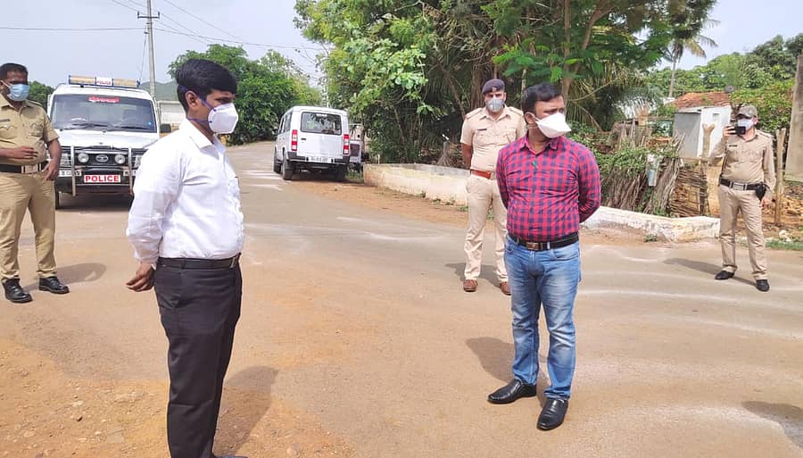 ಕೋವಿಡ್–19 ಸೋಂಕಿತ ಬಾಲಕಿ ಗ್ರಾಮವಾದ ಶಿಕಾರಿಪುರ ತಾಲ್ಲೂಕಿನ ತರಲಘಟ್ಟ ಗ್ರಾಮಕ್ಕೆ ಮಂಗಳವಾರ ಜಿಲ್ಲಾಧಿಕಾರಿ ಶಿವಕುಮಾರ್ ಭೇಟಿ ನೀಡಿ ಪರಿಶೀಲಿಸಿದರು.