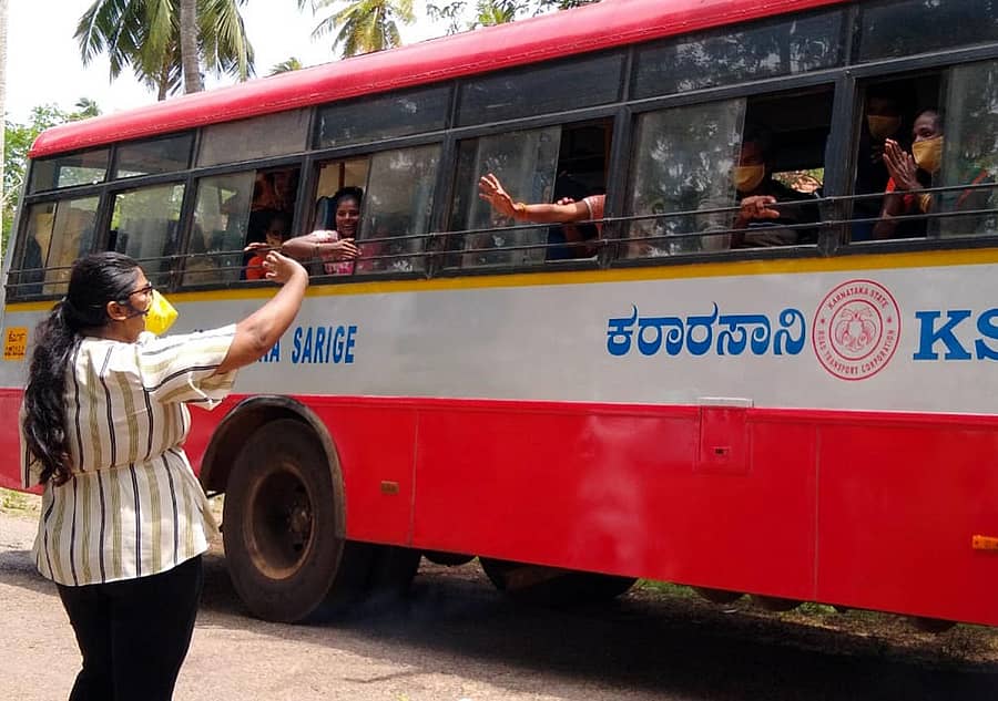 ತೆಲಂಗಾಣ ರಾಜ್ಯಕ್ಕೆ ಹೊರಟ ವಲಸೆ ಕಾರ್ಮಿಕರು ಸಾಯಿಶ್ರೀಗೆ ಧನ್ಯವಾದ ಅರ್ಪಿಸುತ್ತಿರುವ ದೃಶ್ಯ.