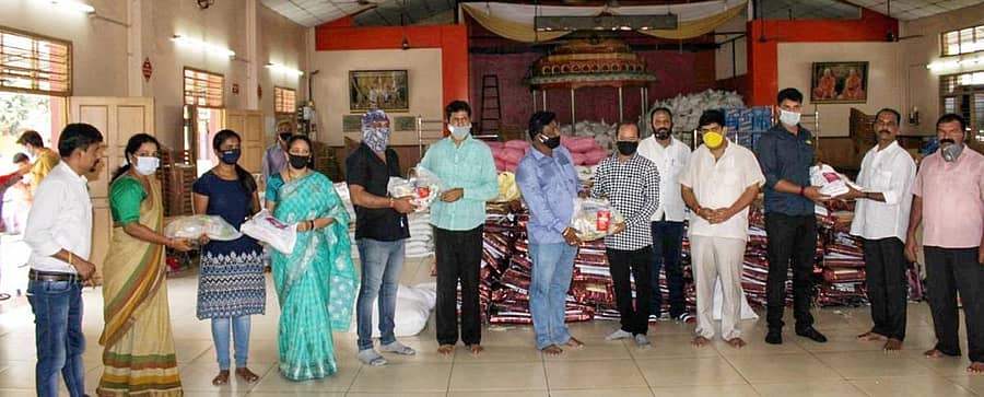 ಕೋಸ್ಟಲ್‌ವುಡ್‌ ಕಲಾವಿದರ ಒಕ್ಕೂಟಕ್ಕೆ ಶಾಸಕ ವೇದವ್ಯಾಸ ಕಾಮತ್‌, ಆಹಾರ ಸಾಮಗ್ರಿ ಕಿಟ್‌ ಹಸ್ತಾಂತರಿಸಿದರು