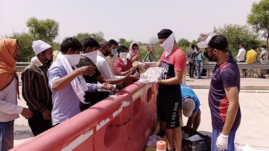 ತಜಿಂದರ್‌ ಸಿಂಗ್‌ ಧಿಲ್ಲೋನ್‌ ಅವರು ವಲಸೆ ಕಾರ್ಮಿಕರಿಗೆ ಆಹಾರ ವಿತರಿಸುತ್ತಿರುವುದು –ಚಿತ್ರ/ಕಿಂಗ್ಸ್‌ ಇಲೆವನ್‌ ಪಂಜಾಬ್‌ ವೆಬ್‌ಸೈಟ್‌