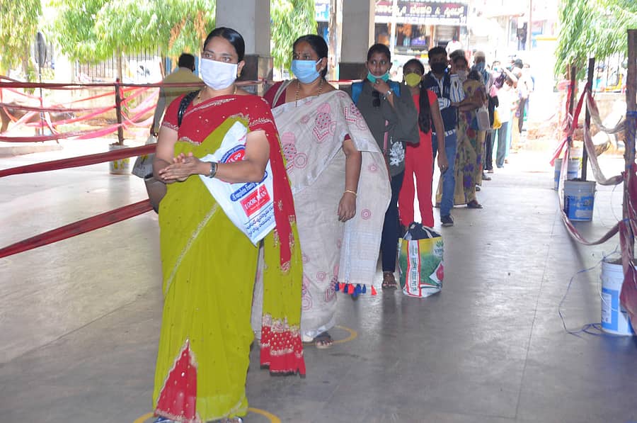 ಚಿತ್ರದುರ್ಗ ಬಸ್‌ ನಿಲ್ದಾಣದಲ್ಲಿ ಕೈ ಸ್ಯಾನಿಟೈಸ್‌ ಮಾಡಿಕೊಂಡು ಸರತಿ ಸಾಲಿನಲ್ಲಿ ಸೋಮವಾರ ಕಾದು ನಿಂತಿದ್ದ ಪ್ರಯಾಣಿಕರು.