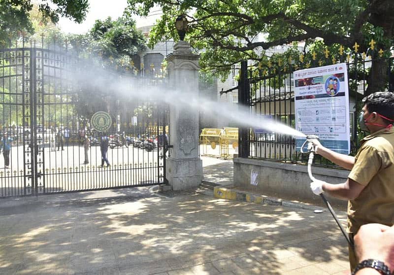 ಸೋಂಕು ನಿವಾರಕ ಸಿಂಪಡಿಸುತ್ತಿರುವುದು– ಸಾಂದರ್ಭಿಕ ಚಿತ್ರ