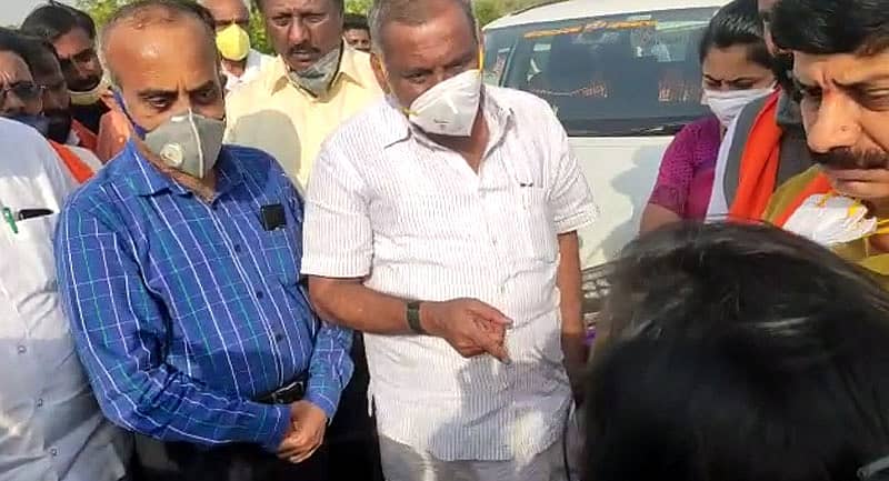 ಕೋಲಾರ ತಾಲ್ಲೂಕಿನ ಎಸ್.ಅಗ್ರಹಾರದಲ್ಲಿ ರಾಜ್ಯ ರೈತ ಸಂಘ ಮತ್ತು ಹಸಿರು ಸೇನೆ ಮಹಿಳಾ ಸದಸ್ಯರು ಬುಧವಾರ ಸಣ್ಣ ನೀರಾವರಿ ಸಚಿವ ಜೆ.ಸಿ.ಮಾಧುಸ್ವಾಮಿ ಅವರಿಗೆ ಘೇರಾವ್ ಹಾಕಿ ವಾಗ್ವಾದ ನಡೆಸಿದರು