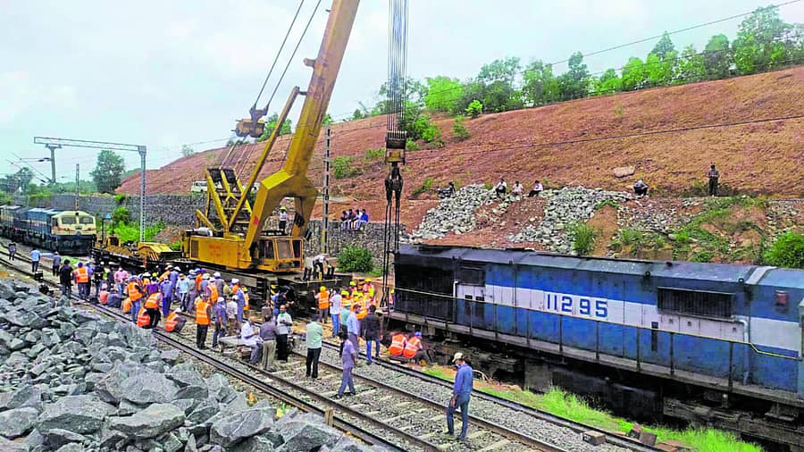 ಪಡೀಲ್‌ ಬಳಿ ಹಳಿ ತಪ್ಪಿದ ರೈಲ್ವೆ ಎಂಜಿನ್‌ ತೆರವು ಕಾರ್ಯ ಮಂಗಳವಾರ ನಡೆಯಿತು