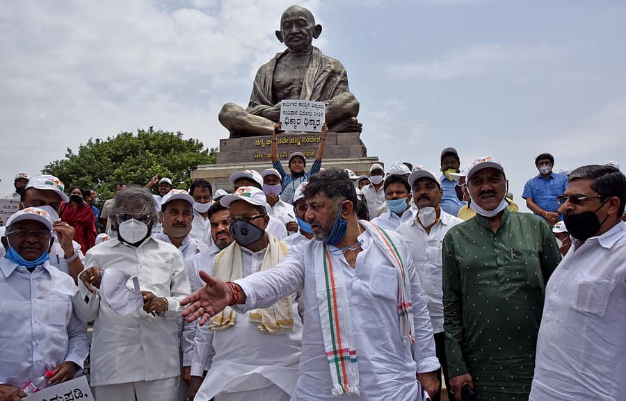 ವಿಧಾನಸೌಧದ ಆವರಣದಲ್ಲಿರುವ ಗಾಂಧಿ ಪ್ರತಿಮೆ ಮುಂಭಾಗ ಬುಧವಾರ ನಡೆದ ಪ್ರತಿಭಟನೆಯಲ್ಲಿ ಕೆಪಿಸಿಸಿ ಅಧ್ಯಕ್ಷ ಡಿ.ಕೆ.ಶಿವಕುಮಾರ್, ವಿಧಾನಸಭೆ ವಿರೋಧ ಪಕ್ಷದ ನಾಯಕ ಸಿದ್ದರಾಮಯ್ಯ ಹಾಗೂ ಪಕ್ಷದ ಇತರ ಹಿರಿಯ ನಾಯಕರು ಪಾಲ್ಗೊಂಡಿದ್ದರು - ಪ್ರಜಾವಾಣಿ ಚಿತ್ರ