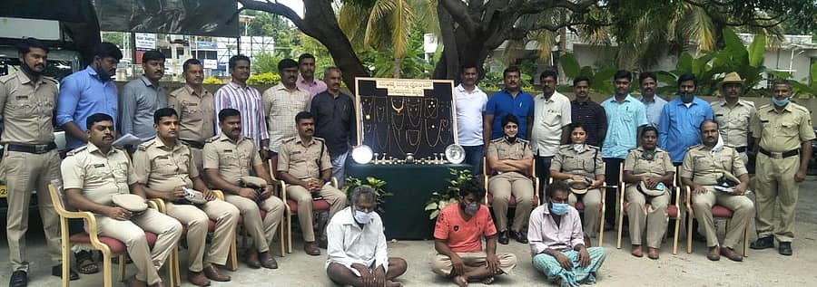 ವಿವಿಧ ಕಳವು ಪ್ರಕರಣದಲ್ಲಿ ಭಾಗಿಯಾದ ಆರೋಪಿಗಳನ್ನು ಬಂಧಿಸಿರುವ ಮದ್ದೂರು ಠಾಣೆ ಪೊಲೀಸರು, ಆರೋಪಿಗಳಿಂದ ವಶಪಡಿಸಿಕೊಂಡ ಚಿನ್ನಾಭರಣಗಳನ್ನು ಪ್ರದರ್ಶಿಸಿದರು