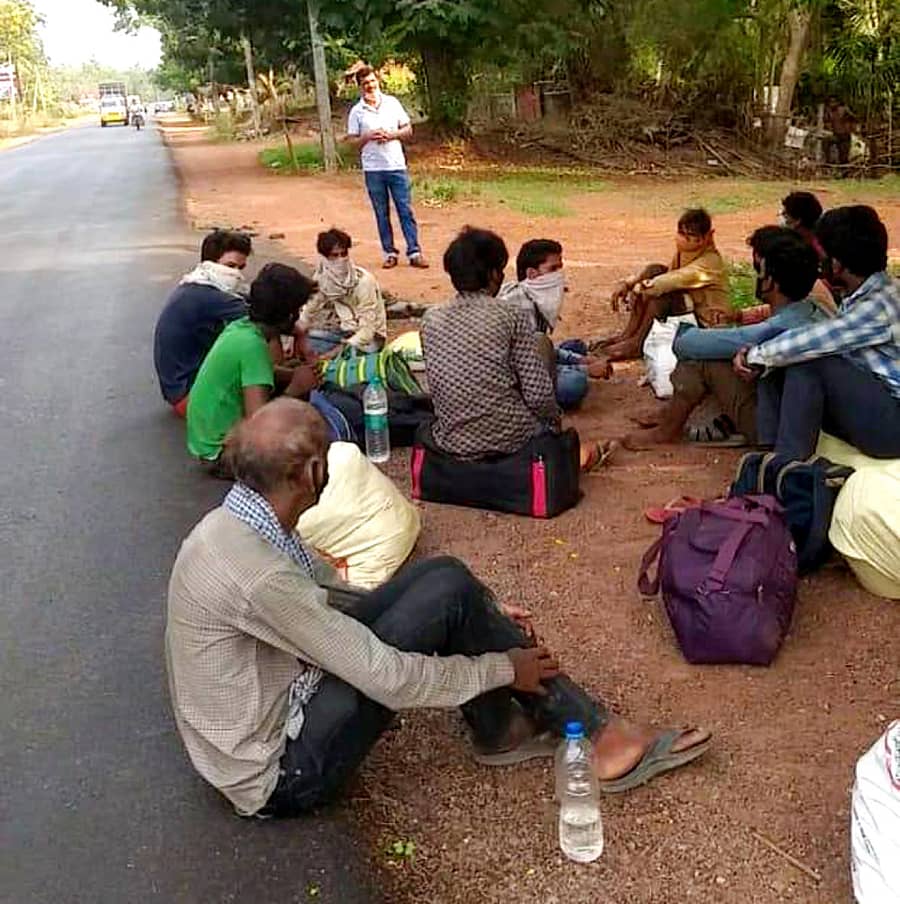ಮಂಗಳೂರಿನಿಂದ ಮಧ್ಯಪ್ರದೇಶಕ್ಕೆ ನಡೆದುಕೊಂಡು ಹೋಗುತ್ತಿದ್ದ ಕಾರ್ಮಿಕರು ಕುಮಟಾದ ಹಂದಿಗೋಣ ಬಳಿ ವಿಶ್ರಾಂತಿಗಾಗಿ ಕುಳಿತಾಗ ಪುರಸಭೆ ಮುಖ್ಯಾಧಿಕಾರಿ ಎಂ.ಕೆ.ಸುರೇಶ ಮಾತನಾಡಿಸಿದರು