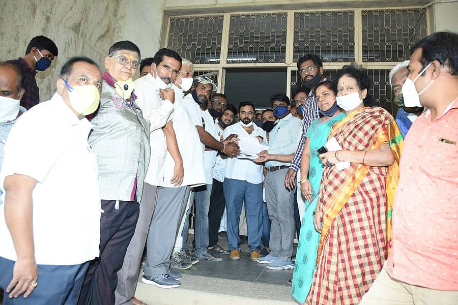 ಜಿಲ್ಲಾಧಿಕಾರಿ ರಾಕೇಶ್ ಕುಮಾರ್ ಅವರಿಗೆ ವೀರಶೈವ/ಲಿಂಗಾಯತ ಸಂಘಟನೆಗಳ ಒಕ್ಕೂಟದ ಪದಾಧಿಕಾರಿಗಳು ಮನವಿ ಸಲ್ಲಿಸಿದರು