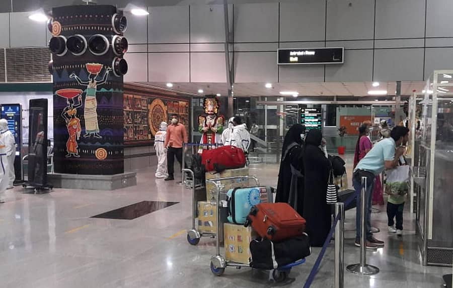 ಮಂಗಳೂರು ಅಂತರರಾಷ್ಟ್ರೀಯ ವಿಮಾನ ನಿಲ್ದಾಣಕ್ಕೆ ಬುಧವಾರ ಮಸ್ಕತ್‌ನಿಂದ ವಿಮಾನದ ಮೂಲಕ ಪ್ರಯಾಣಿಕರು ಬಂದರು