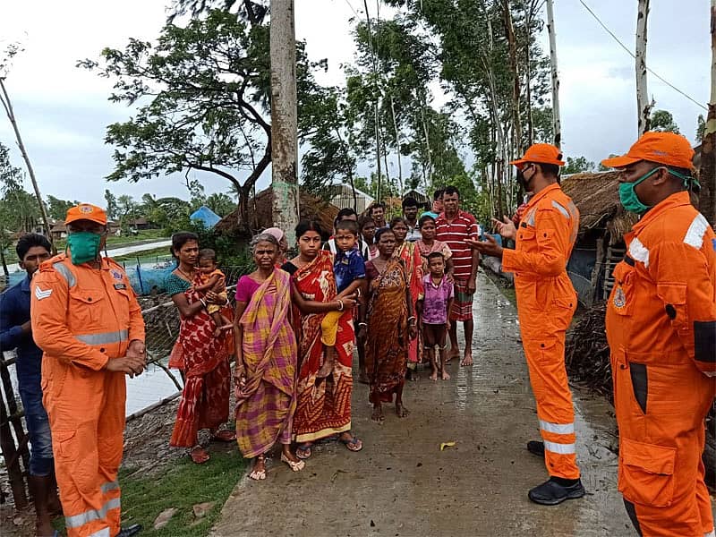 ಪಶ್ಚಿಮಬಂಗಾಳದಲ್ಲಿ ಅಂಫಾನ್ ಚಂಡಮಾರುತಕ್ಕೆ ಸಿಲುಕಿರುವ ಜನರನ್ನು ರಕ್ಷಣಾ ಪಡೆಗಳು ಸುರಕ್ಷಿತ ಸ್ಥಳಗಳಿಗೆ ಕರೆದೊಯ್ಯುತ್ತಿರುವುದು.