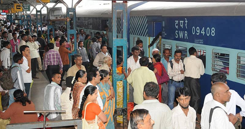 ರೈಲು ಹತ್ತುತ್ತಿರುವ ಪ್ರಯಾಣಿಕರು (ಸಂಗ್ರಹ ಚಿತ್ರ)