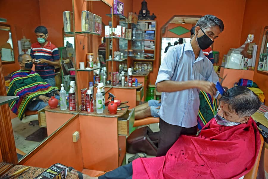 ನಗರದ ಸಲೂನ್ ಒಂದರಲ್ಲಿ ಹೇರ್ ಕಟಿಂಗ್ ಮಾಡಿಸಿಕೊಳ್ಳುತ್ತಿರುವ ಗ್ರಾಹಕ ಪ್ರಜಾವಾಣಿ ಚಿತ್ರ ಎಂ.ಎಸ್. ಮಂಜುನಾಥ್