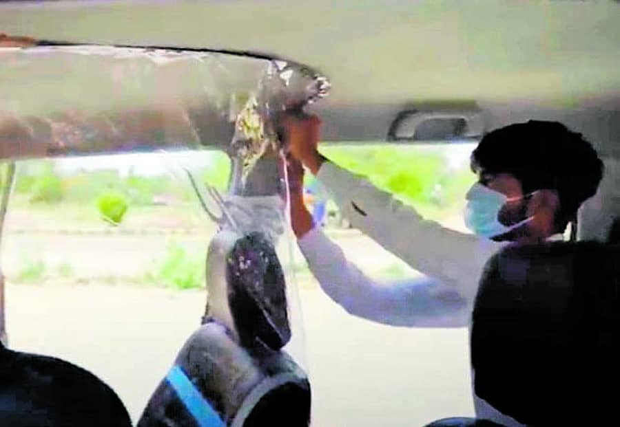 ಉಬರ್ ಕ್ಯಾಬ್ನಲ್ಲಿ ಅಳವಡಿಸಿರುವ ಪ್ಲಾಸ್ಟಿಕ್ ತಡೆಗೋಡೆ