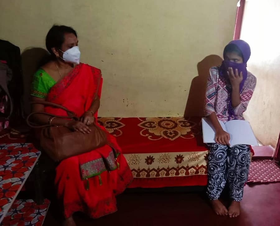 ಸುಂಟಿಕೊಪ್ಪ ಸಮೀಪದ ಕೊಡಗರಹಳ್ಳಿಯ ಸುಂಟಿಕೊಪ್ಪ ನಾಡು ಪ್ರೌಢಶಾಲೆಯ ಶಿಕ್ಷಕರು ತಮ್ಮ ವಿದ್ಯಾರ್ಥಿಗಳ ಮನೆಗಳಿಗೆ ತೆರಳಿ ಪಾಠ-ಪ್ರವಚನ ಮಾಡಿದರು