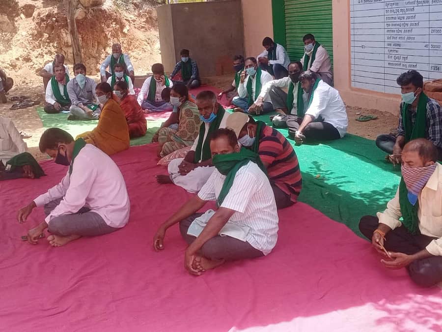 ಆರೂರು ಪಂಚಾಯಿತಿ ಎದುರು ಧರಣಿ ಕುಳಿತ ಪ್ರತಿಭಟನಾಕಾರರು