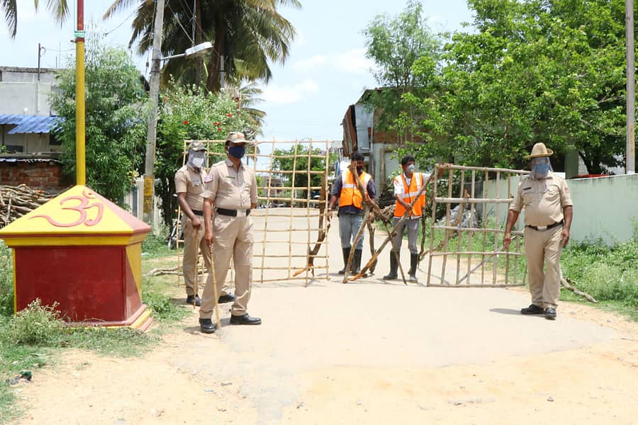 ಶಿವಮೊಗ್ಗ ನಗರ ಪಾಲಿಕೆ ವ್ಯಾಪ್ತಿಯ ಮೇಲಿನ ತುಂಗಾ ನಗರವನ್ನು ಗುರುವಾರ ಪೊಲೀಸರು ಸೀಲ್ಡೌನ್ ಮಾಡಿದರು.