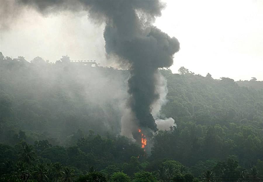 ವಿಮಾನ ದುರಂತ ಸಂಭವಿಸಿದ ಬೆಟ್ಟದ ಮಧ್ಯೆ ದಟ್ಟ ಹೊಗೆ, ಬೆಂಕಿ ಕಾಣಿಸಿಕೊಂಡಿತ್ತು.
