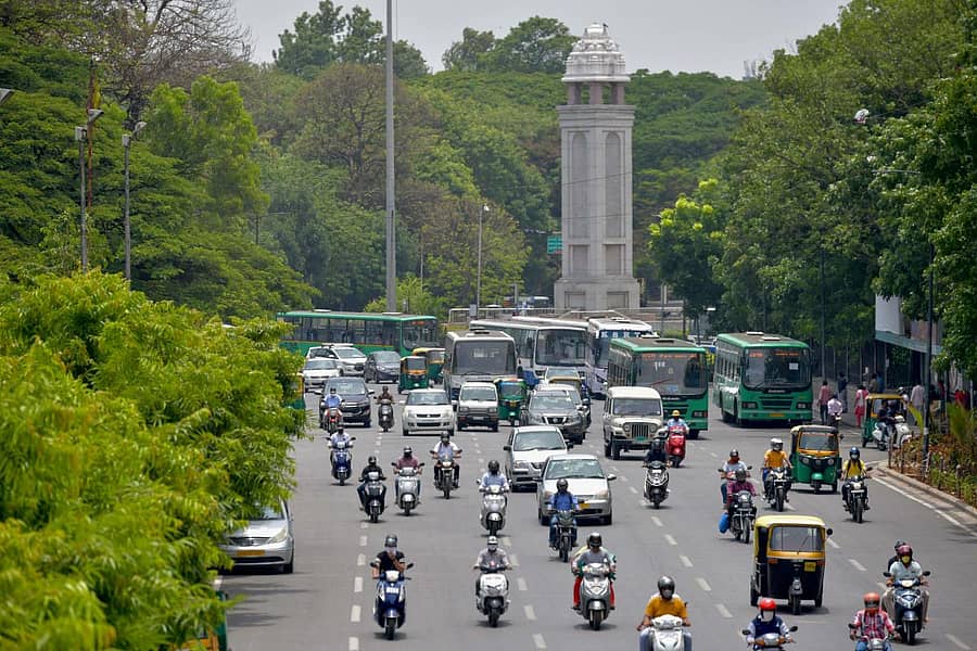 ಲಾಕ್‌ಡೌನ್‌ ಸಡಿಲಿಕೆ ಹಿನ್ನೆಲೆಯಲ್ಲಿ ಬೆಂಗಳೂರಿನಲ್ಲಿ ಎಂದಿನಂತೇ ಸಂಚಾರ  ಕಂಡು ಬಂತು. 