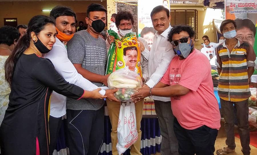 ರಾಜರಾಜೇಶ್ವರಿನಗರದಲ್ಲಿ ಬಿಜೆಪಿ ಮುಖಂಡ ಮುನಿರತ್ನ ಅವರು ಬಡವರಿಗೆ ನೀಡಿದ ಆಹಾರ ಕಿಟ್ಗಳನ್ನು ಚಿತ್ರನಟ ಸಾಧುಕೋಕಿಲ ಹಾಗೂ ನಟಿ ಅಮೂಲ್ಯ ವಿತರಿಸಿದರು
