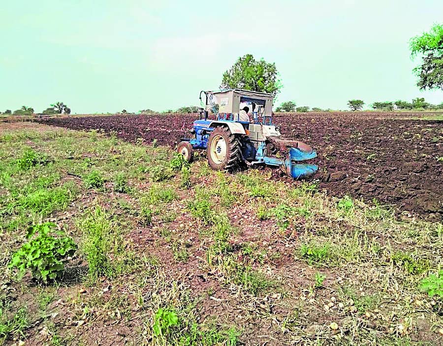 ನರಗುಂದ ತಾಲ್ಲೂಕಿನ ರಡ್ಡೇರನಾಗನೂರಿನ ರೈತ ವೆಂಕನಗೌಡ ಪಾಟೀಲ ಈರುಳ್ಳಿ ಬೆಳೆಯನ್ನು ಟ್ರಾಕ್ಟರ್ನಿಂದ ನಾಶಪಡಿಸಿದರು