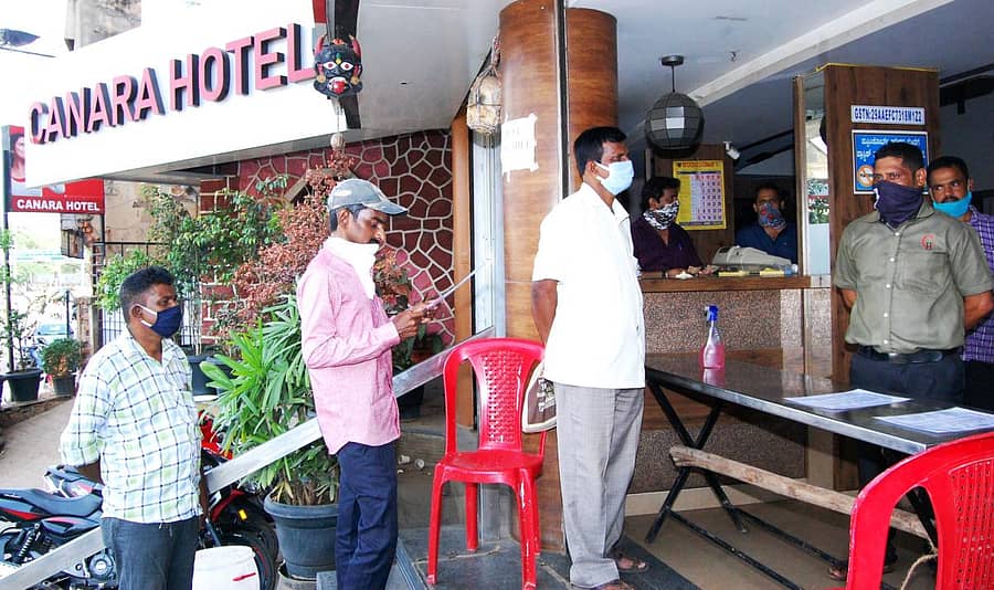 ಹುಬ್ಬಳ್ಳಿಯಲ್ಲಿ ಕೆನರಾ ಹೋಟೆಲ್ನಿಂದ ಪಾರ್ಸೆಲ್ ತೆಗೆದುಕೊಂಡು ಹೋಗಲು ಕಾಯುತ್ತಿದ್ದ ಗ್ರಾಹಕರು