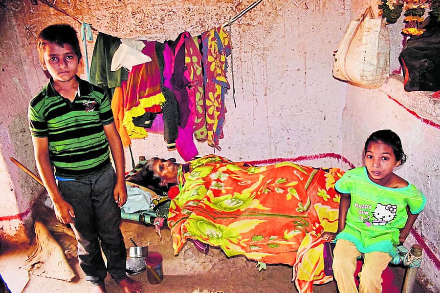 ಚಿಂಚೋಳಿ ತಾಲ್ಲೂಕು ಲಿಂಗಾನಗರ ತಾಂಡಾದಲ್ಲಿ ಹಾಸಿಗೆ ಹಿಡಿದ ಅಜ್ಜಿ, ತಂಗಿಯೊಂದಿಗೆ ಬಾಲಕ ರಾಹುಲ