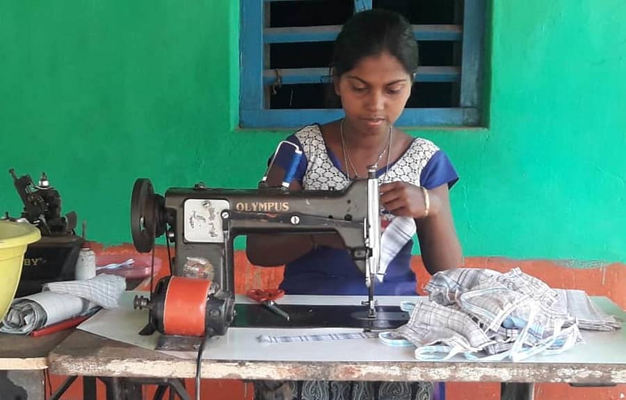 ಶಿರಸಿ ತಾಲ್ಲೂಕಿನ ತಿಗಣಿ ಗ್ರಾಮದಲ್ಲಿ ಮುಖಗವಸು ಸಿದ್ಧಪಡಿಸುತ್ತಿರುವ ಯುವತಿ