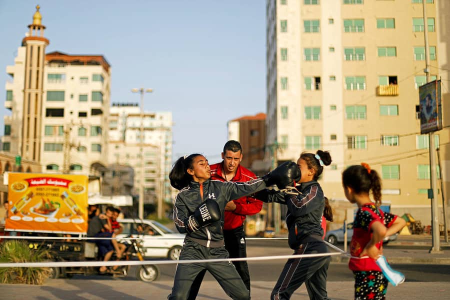ಕೋಚ್ ಒಸಾಮ ಆಯೂಬ್ ಮಾರ್ಗದರ್ಶನದಲ್ಲಿ ಬಾಲಕಿಯರ ಬಾಕ್ಸಿಂಗ್ ಅಭ್ಯಾಸ–ರಾಯಿಟರ್ಸ್ ಚಿತ್ರ