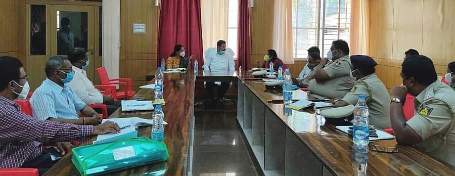 ಪಟ್ಟಣದ ಪ್ರವಾಸಿ ಮಂದಿರದಲ್ಲಿ ತುರುವೇಕೆರೆ ಮತ್ತು ಗುಬ್ಬಿ ತಾಲ್ಲೂಕಿನ ಪೊಲೀಸ್, ಆರೋಗ್ಯ ಇಲಾಖೆ ಹಾಗು ತಾಲ್ಲೂಕು ಆಡಳಿತದ ಜಂಟಿ ಸಭೆಯು ಶಾಸಕ ಮಸಾಲಜಯರಾಂ ಹಾಗು ಉಪವಿಭಾಗಾಧಿಕಾರಿ ಕೆ.ಆರ್.ನಂದಿನಿ ನೇತೃತ್ವದಲ್ಲಿ ಶುಕ್ರವಾರ ಜರುಗಿತು.