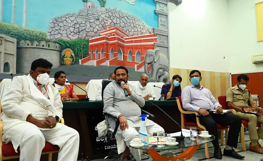 ರಾಯಚೂರಿನ ಜಿಲ್ಲಾ ಪಂಚಾಯಿತಿ ಸಭಾಂಗಣದಲ್ಲಿ ಉಪಮುಖ್ಯಮಂತ್ರಿ ಲಕ್ಷ್ಮಣ ಸವದಿ ಅವರು ಕೋವಿಡ್–19 ಸ್ಥಿತಿಗತಿ ಪರಿಶೀಲನೆಗಾಗಿ ಶುಕ್ರವಾರ ಜಿಲ್ಲಾಮಟ್ಟದ ಅಧಿಕಾರಿಗಳ ಸಭೆ ನಡೆಸಿದರು